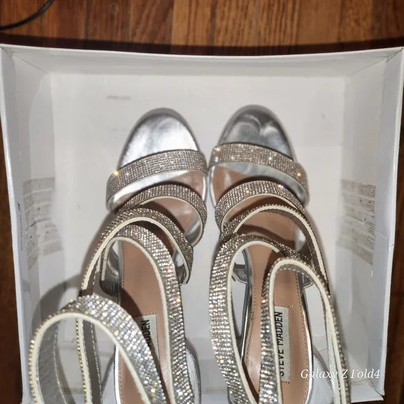 Womens Size 10M .. Silver Steve Madden High Heels - Picture 3 of 5